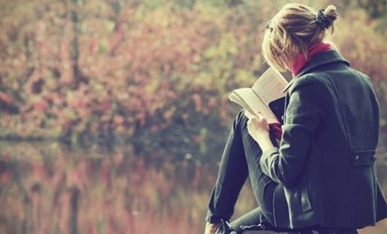 双语美文：谈一场恋爱 如同读一本新书.jpg